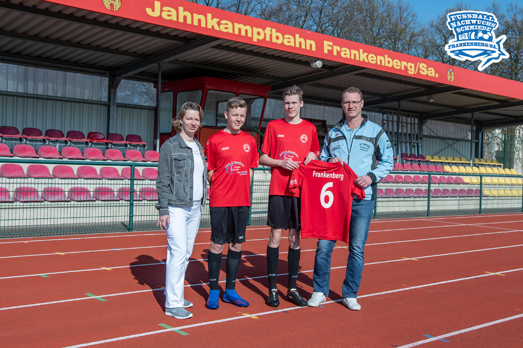 +++ neue Trikots von der Bobath- und Physiotherapie Kristin Schwalbe an die C1-Junioren übergeben und erfolgreich eingeweiht+++